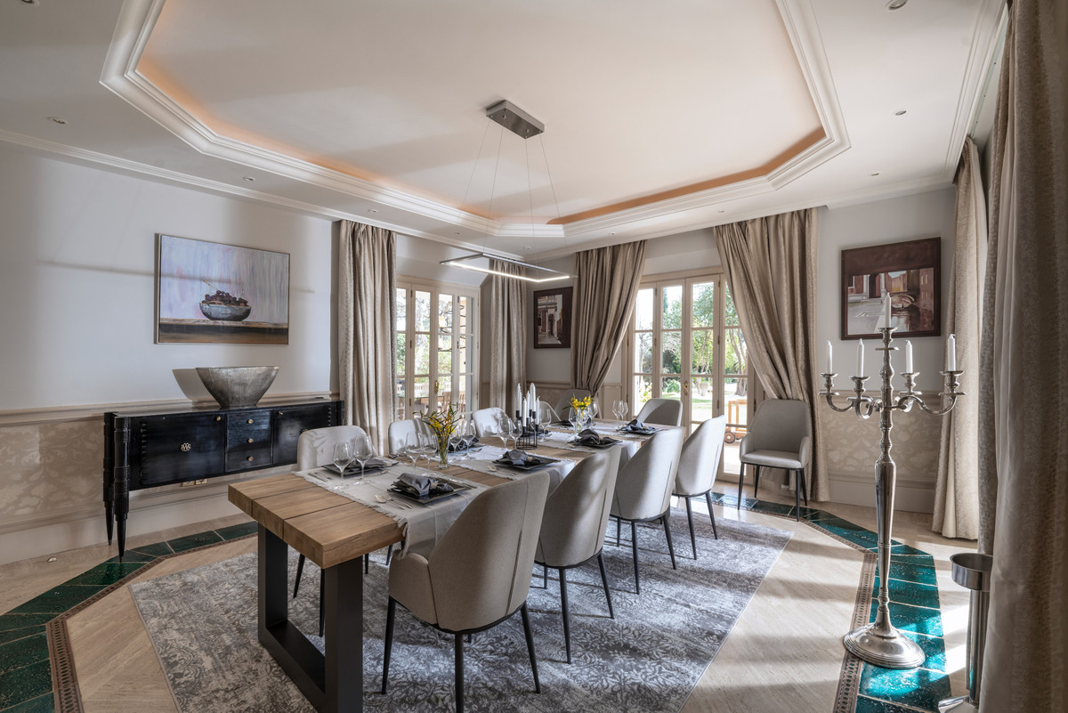 Se vende Villa - Chalet de 5 dormitorios en Costa Del Sol, Cadiz, España