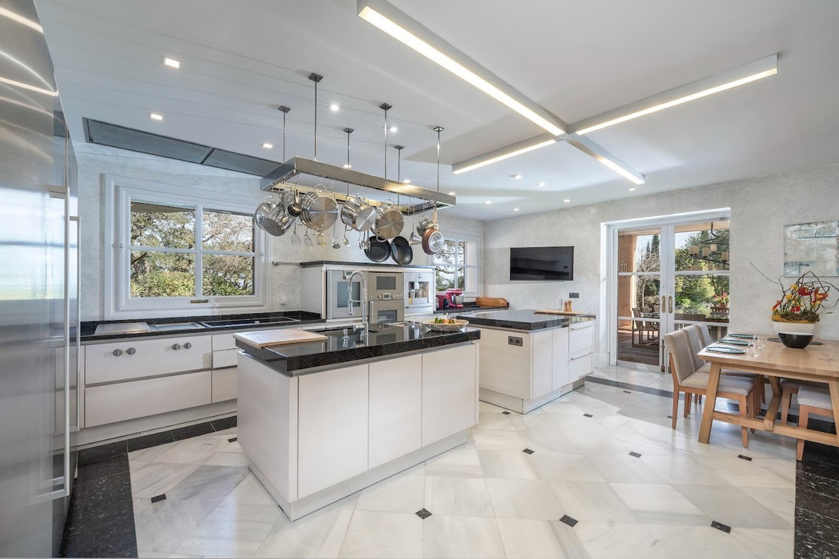 Se vende Villa - Chalet de 5 dormitorios en Costa Del Sol, Cadiz, España