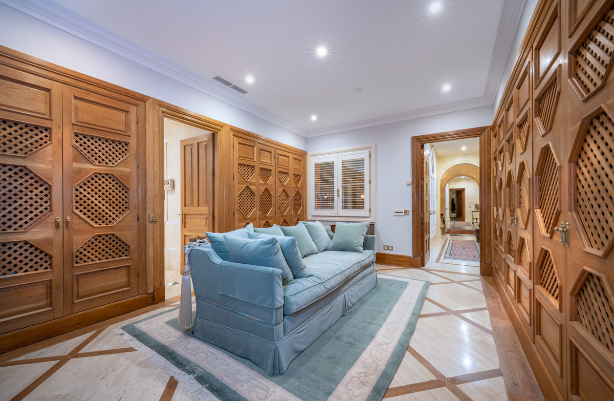 Se vende Villa - Chalet de 5 dormitorios en Costa Del Sol, Cadiz, España