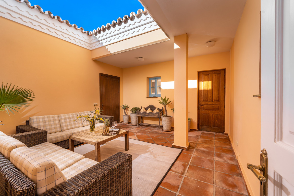 Se vende Villa - Chalet de 5 dormitorios en Costa Del Sol, Cadiz, España