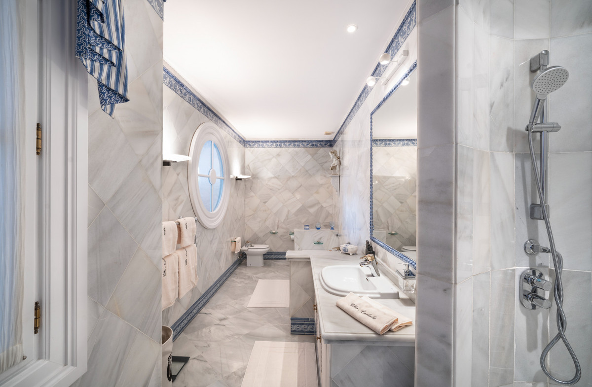 Se vende Villa - Chalet de 5 dormitorios en Costa Del Sol, Cadiz, España