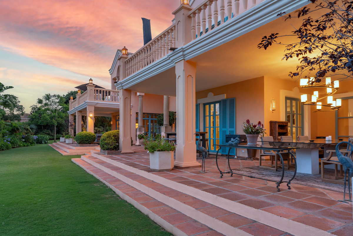 Se vende Villa - Chalet de 5 dormitorios en Costa Del Sol, Cadiz, España