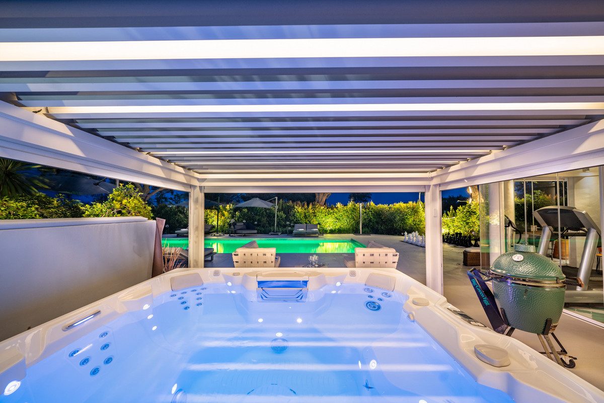 Se vende Villa - Chalet de 5 dormitorios en Costa Del Sol, Cadiz, España