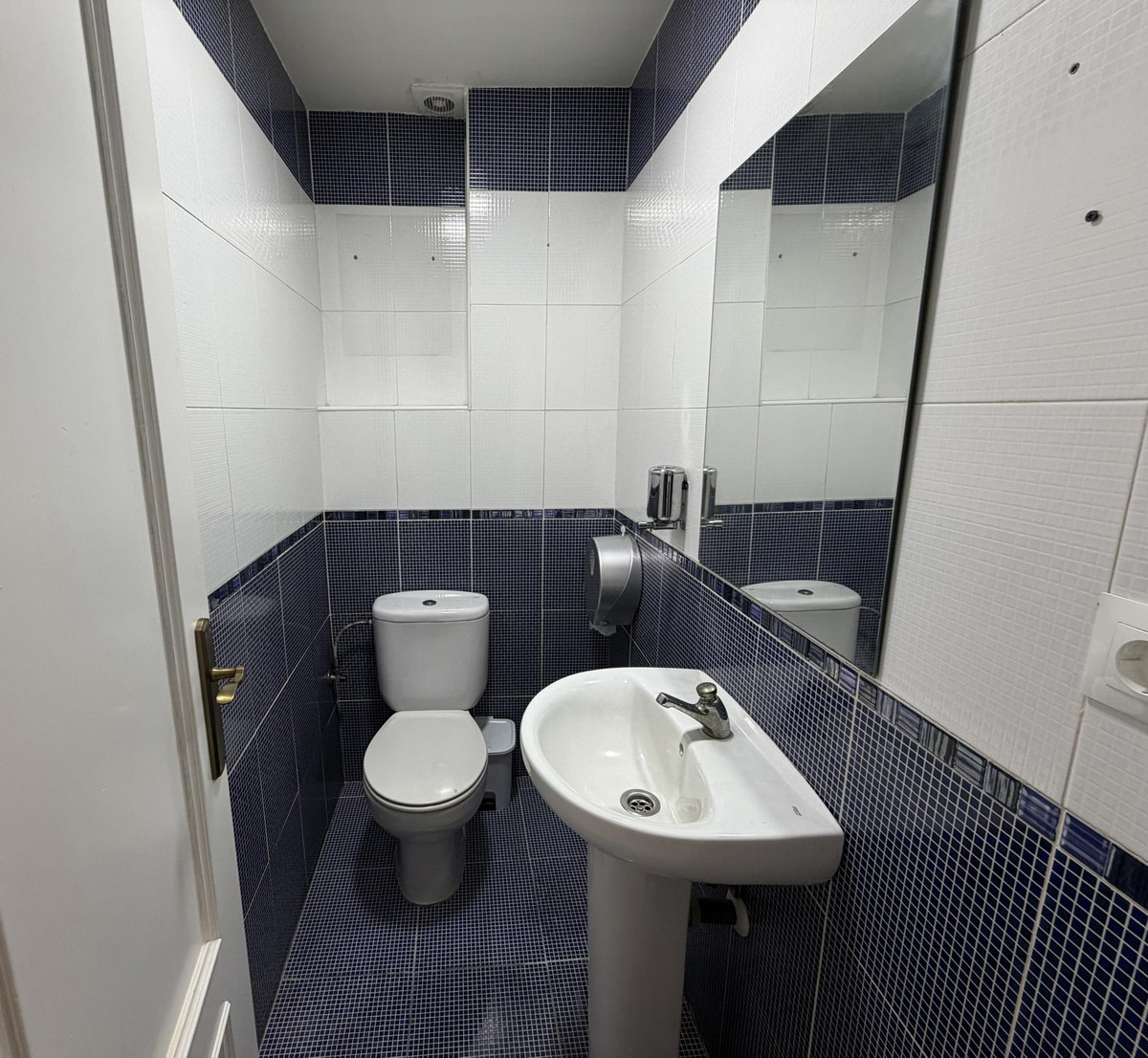 Se vende Local comercial de 2 dormitorios en Costa Del Sol, Málaga, España