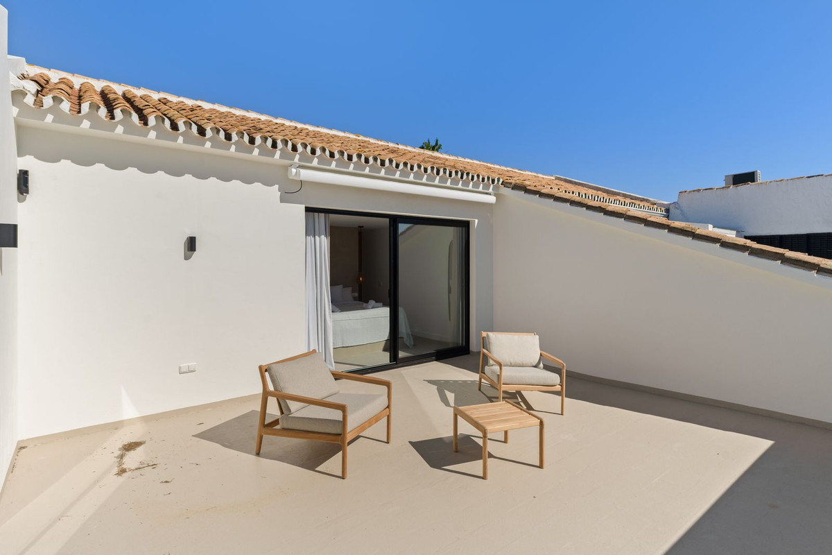 4 Bed Townhouse for sale in El Paraiso Costa Del Sol, Málaga, Spain