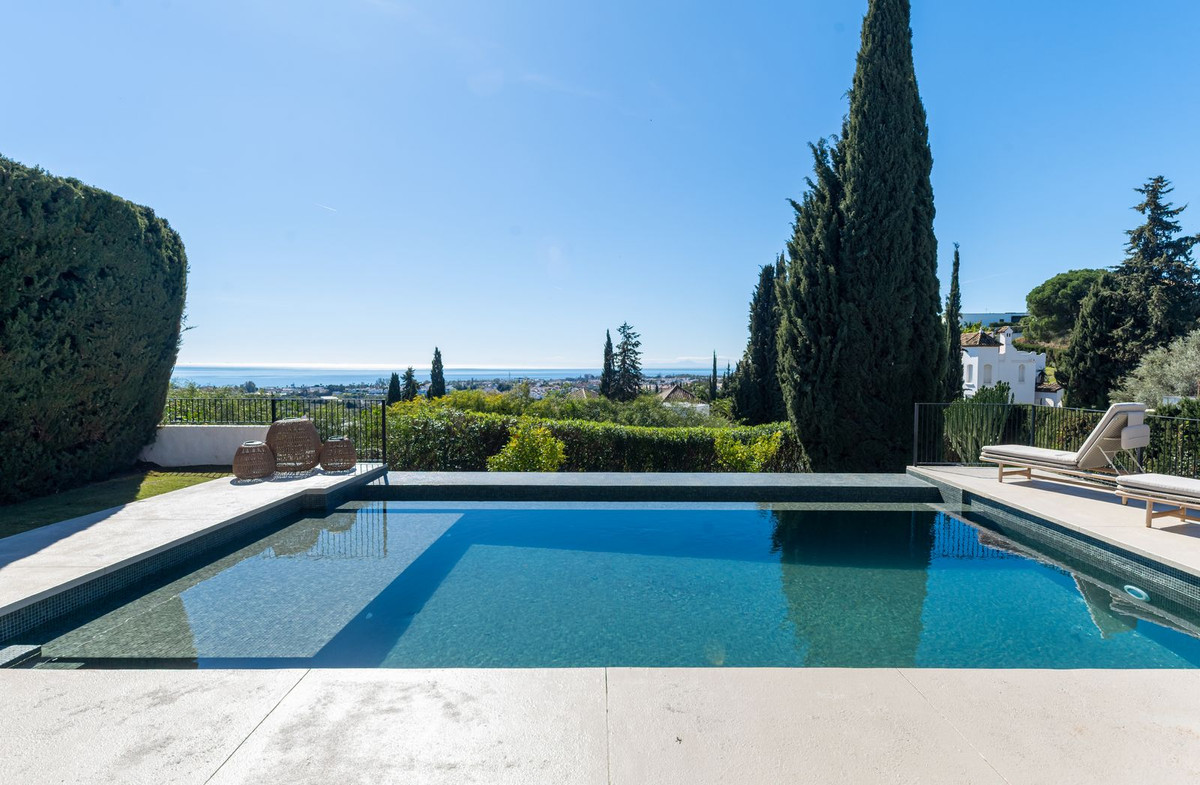 4 Bed Townhouse for sale in El Paraiso Costa Del Sol, Málaga, Spain