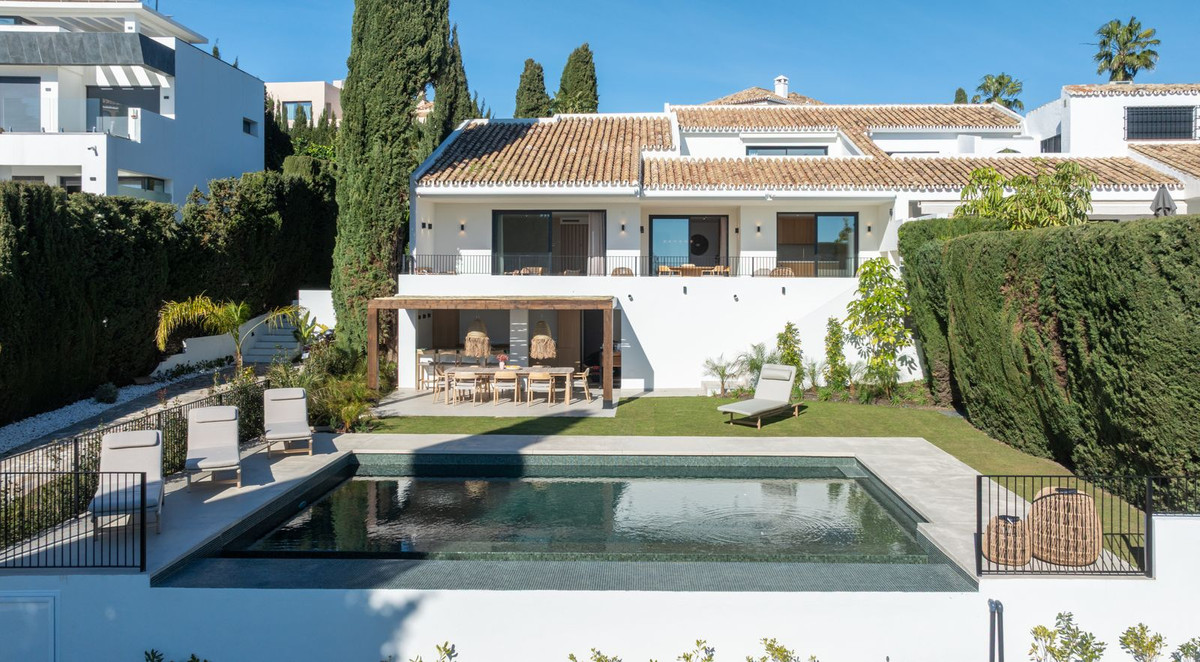 4 Bed Townhouse for sale in El Paraiso Costa Del Sol, Málaga, Spain