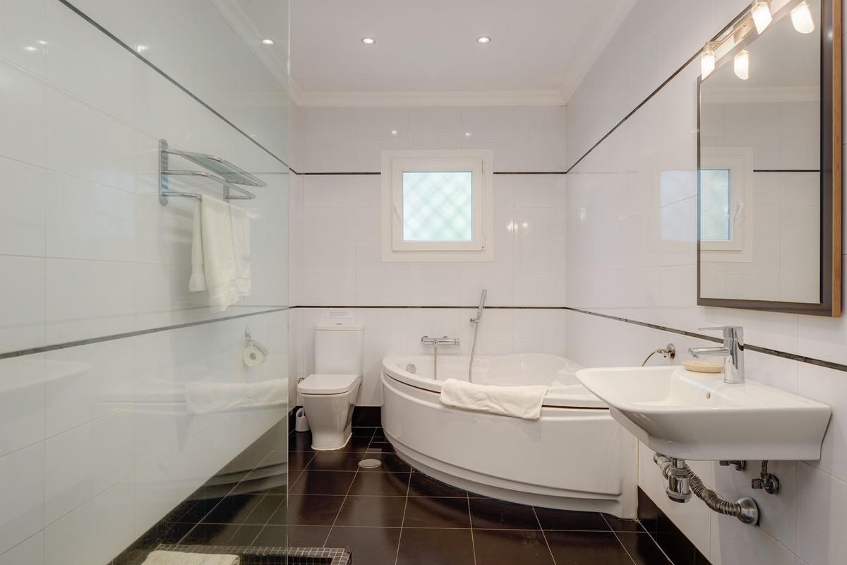 Se vende Villa - Chalet de 4 dormitorios en Costa Del Sol, Málaga, España