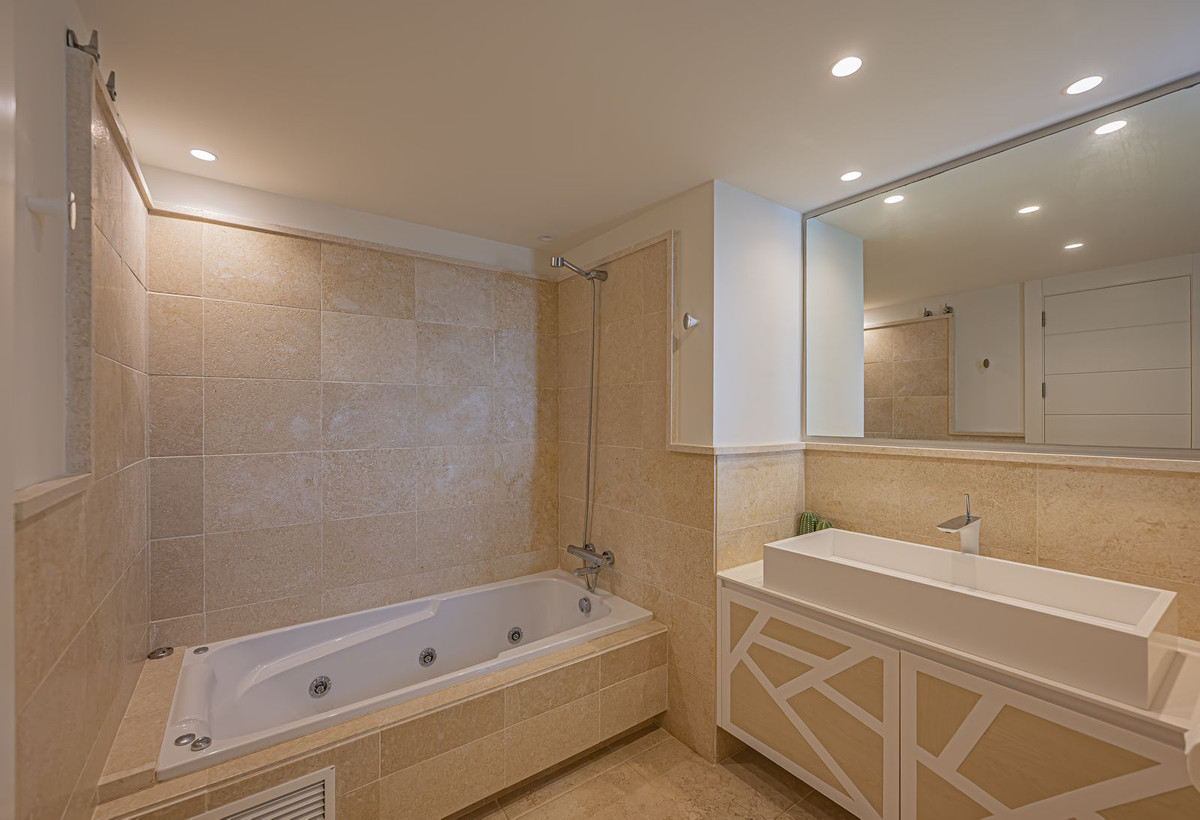 Se vende Apartamento Planta Media de 2 dormitorios en Costa Del Sol, Málaga, España