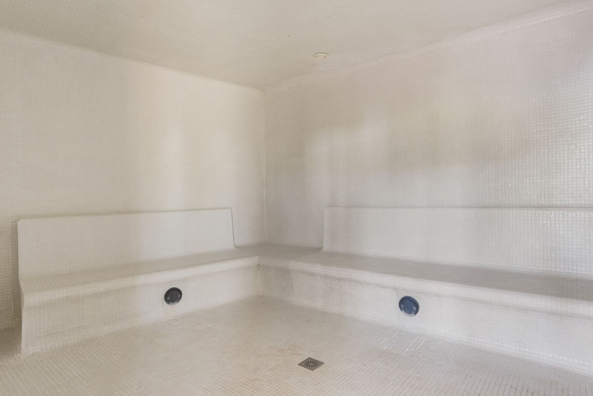 2 Bed Apartment for sale in Benahavís Costa Del Sol, Málaga, Spain