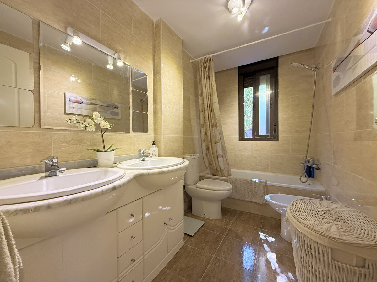 Se vende Apartamento Planta Media de 2 dormitorios en Costa Del Sol, Málaga, España