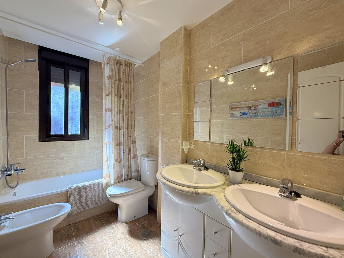 Se vende Apartamento Planta Media de 2 dormitorios en Costa Del Sol, Málaga, España