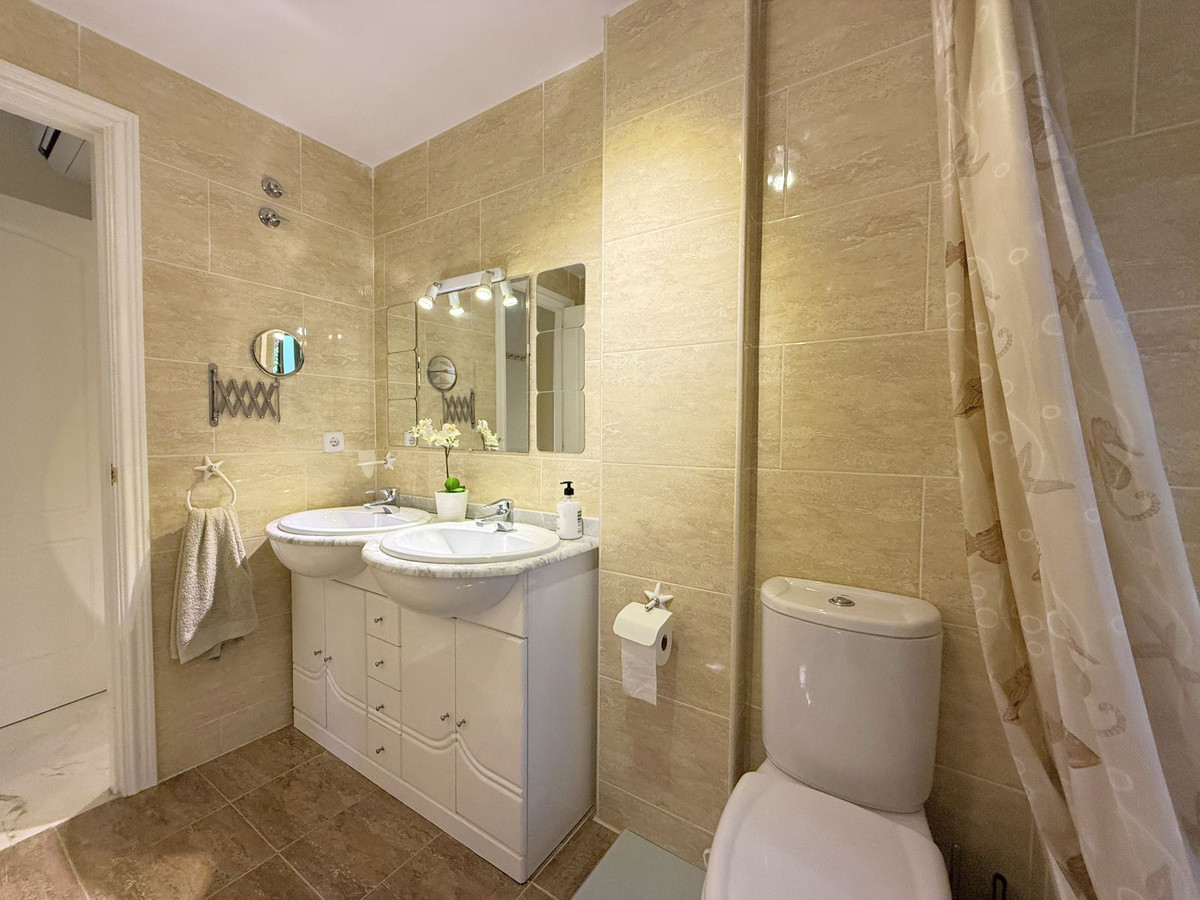 Se vende Apartamento Planta Media de 2 dormitorios en Costa Del Sol, Málaga, España