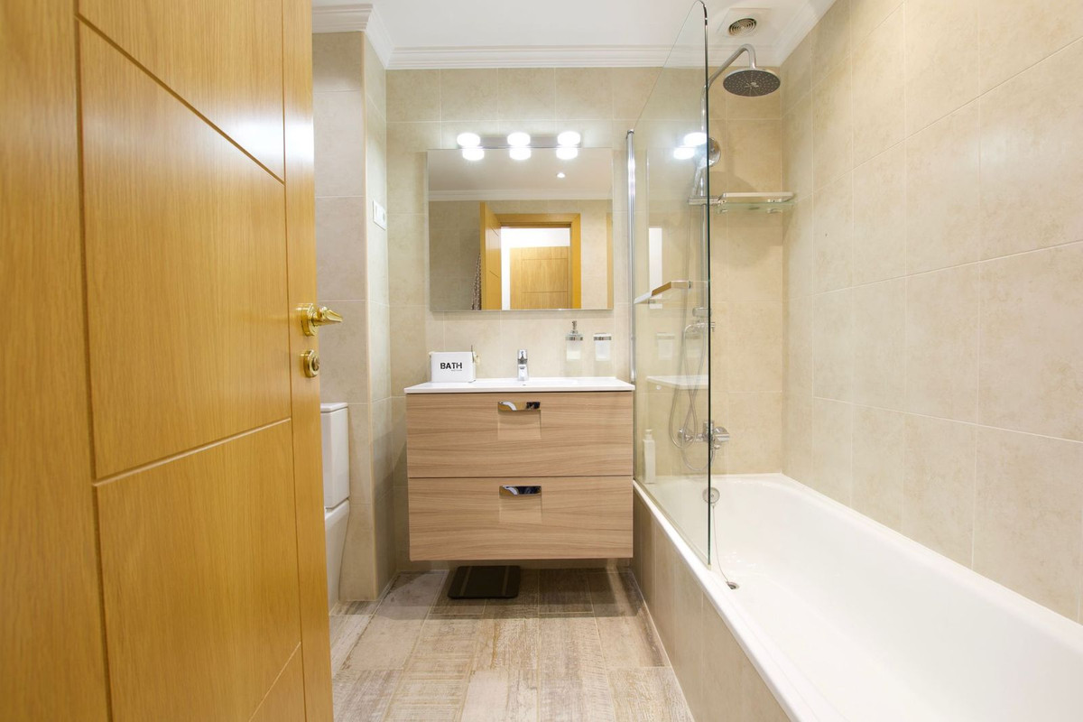 Se vende Apartamento Planta Media de 3 dormitorios en Costa Del Sol, Málaga, España