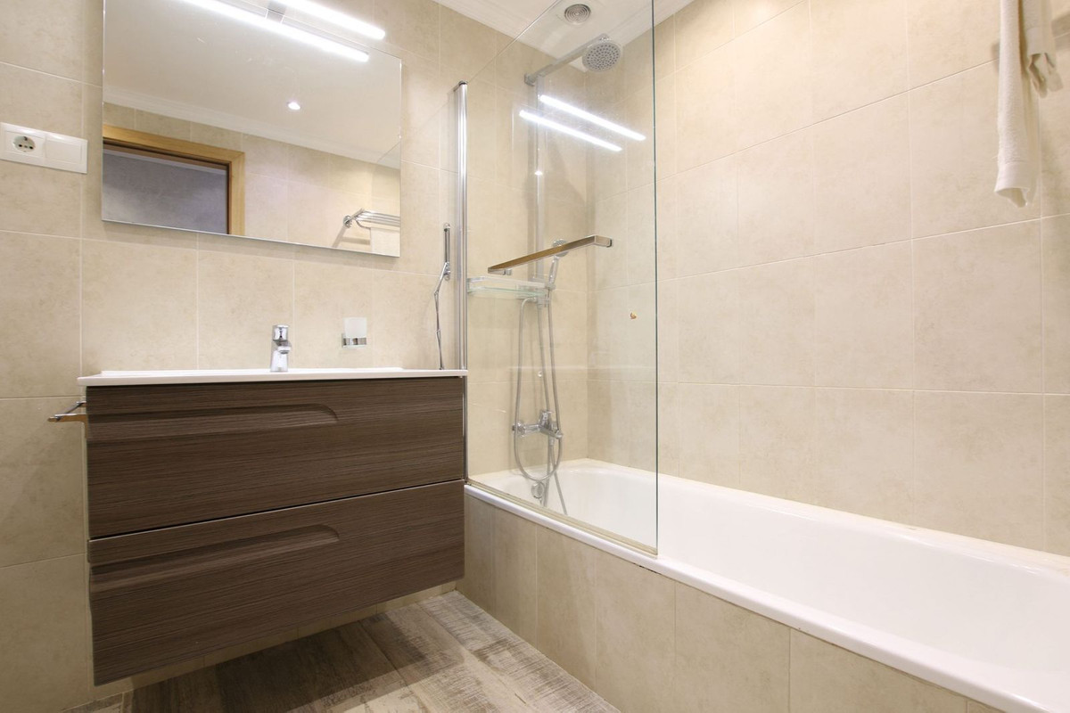 Se vende Apartamento Planta Media de 3 dormitorios en Costa Del Sol, Málaga, España