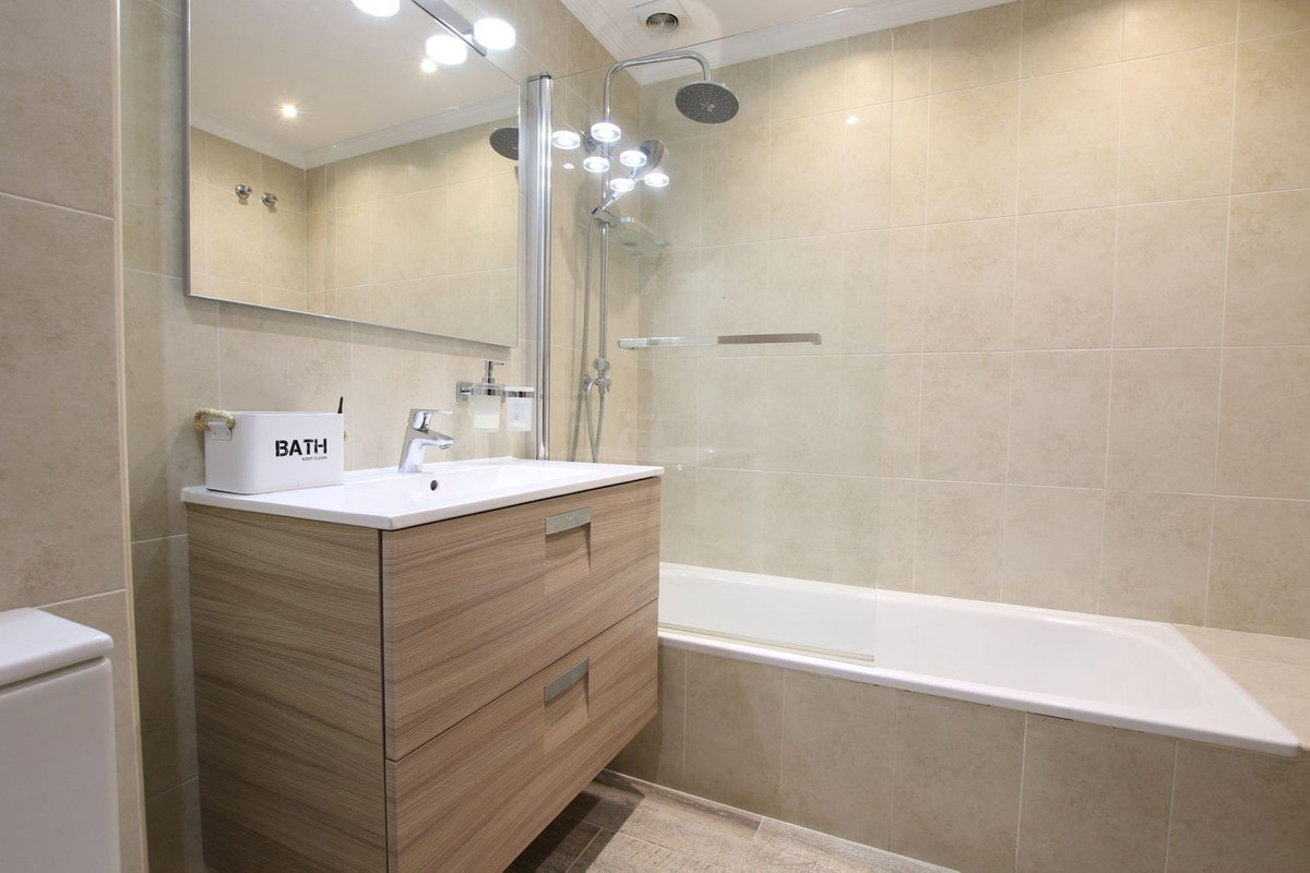 Se vende Apartamento Planta Media de 3 dormitorios en Costa Del Sol, Málaga, España