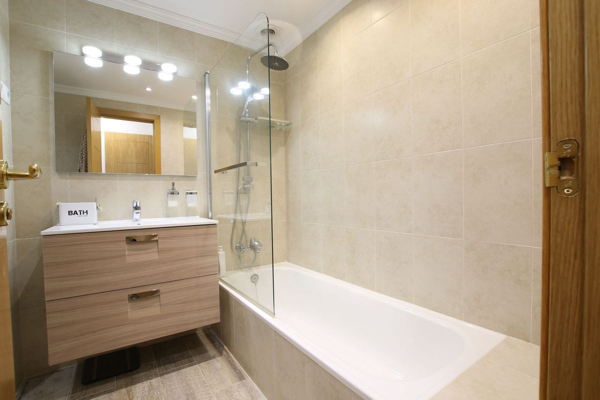 Se vende Apartamento Planta Media de 3 dormitorios en Costa Del Sol, Málaga, España