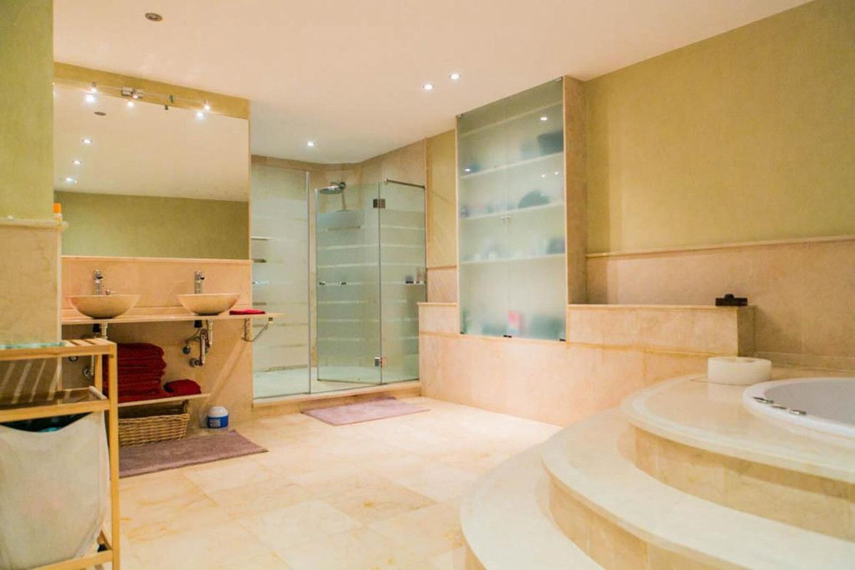 4 Bed Apartment for sale in Benahavís Costa Del Sol, Málaga, Spain