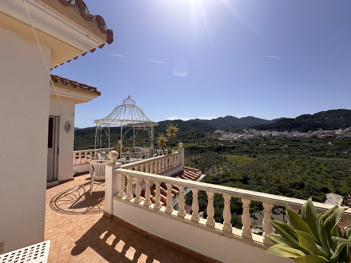 5 Bed Townhouse for sale in Monda Costa Del Sol, Málaga, Spain