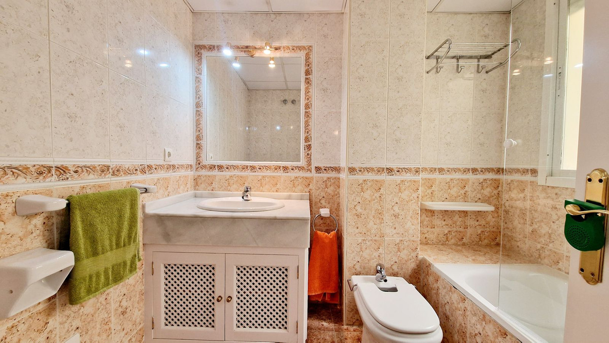 Se vende Apartamento Planta Media de 2 dormitorios en Costa Del Sol, Málaga, España