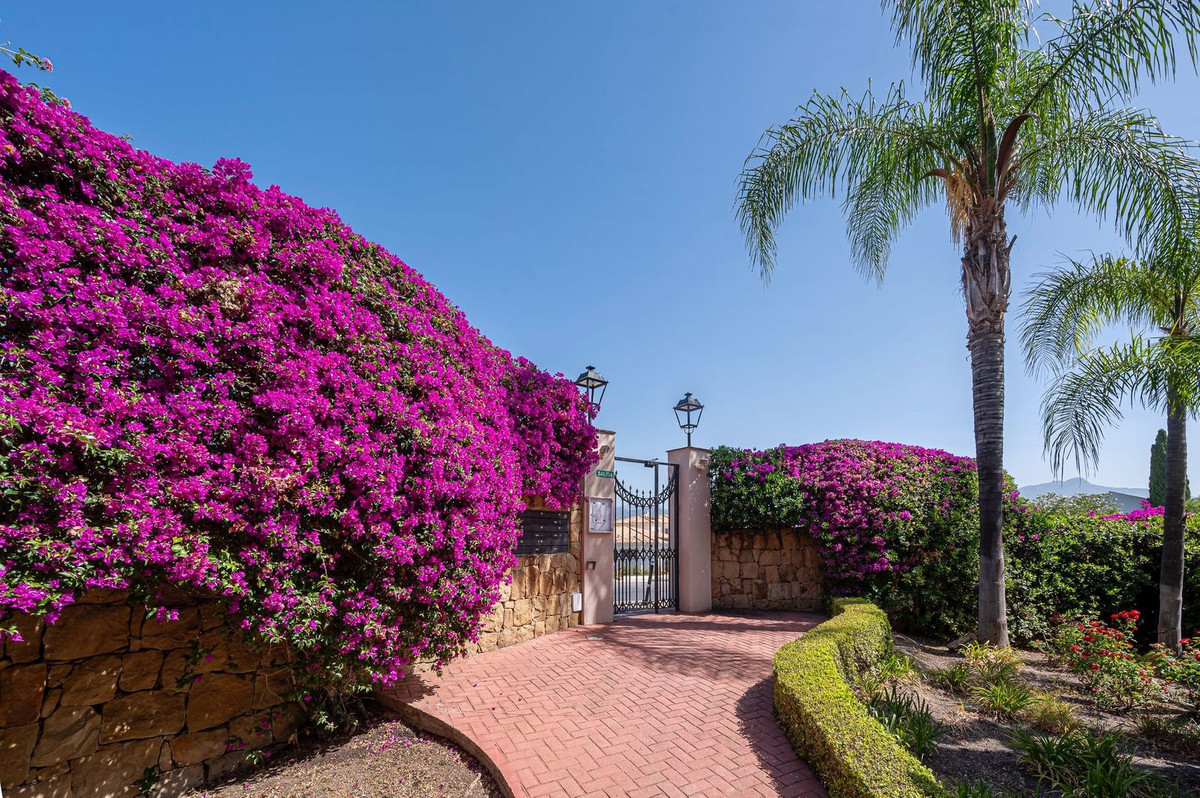 2 Bed Apartment for sale in El Paraiso Costa Del Sol, Málaga, Spain