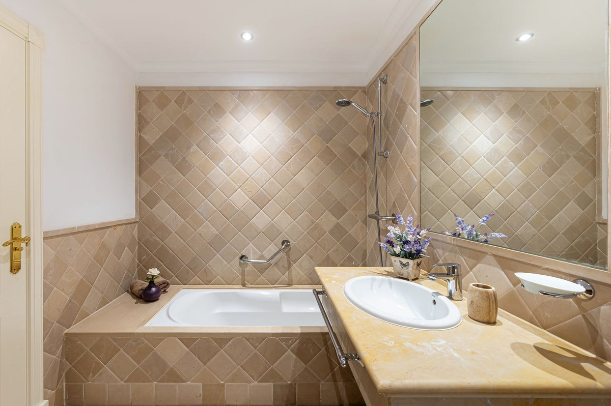 2 Bed Apartment for sale in El Paraiso Costa Del Sol, Málaga, Spain