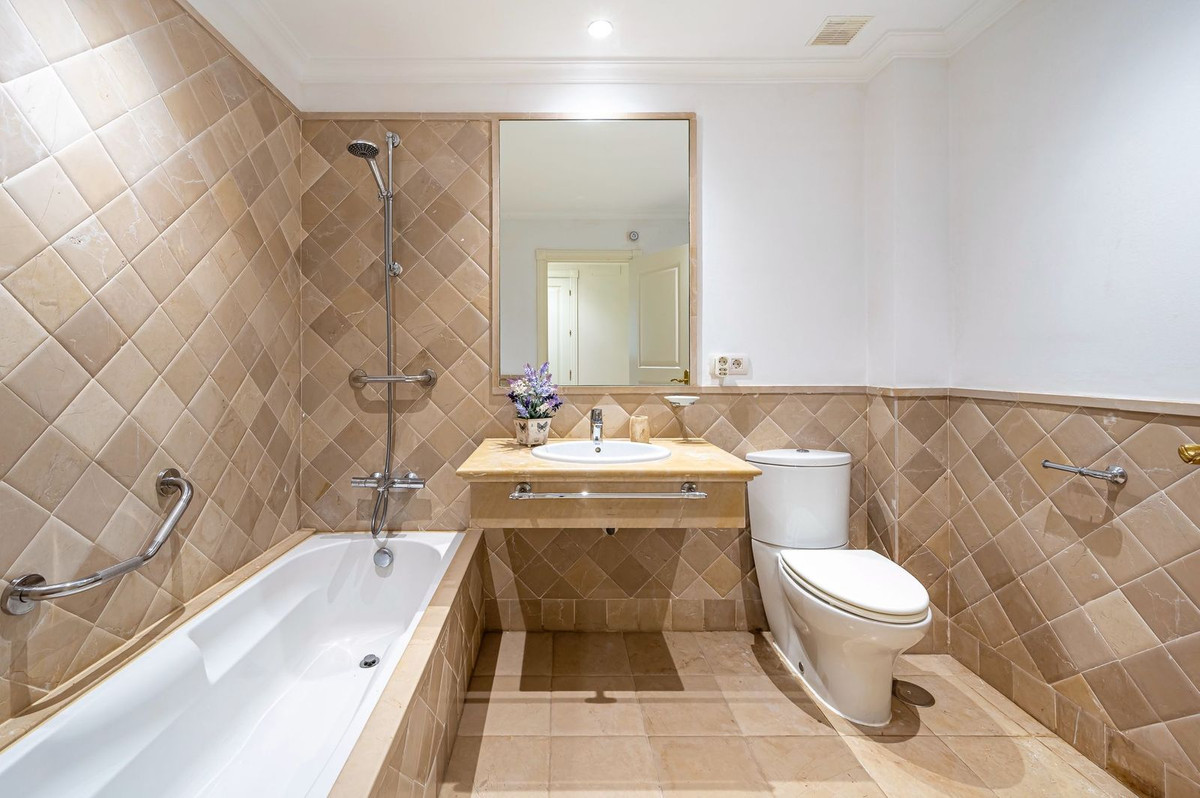 2 Bed Apartment for sale in El Paraiso Costa Del Sol, Málaga, Spain