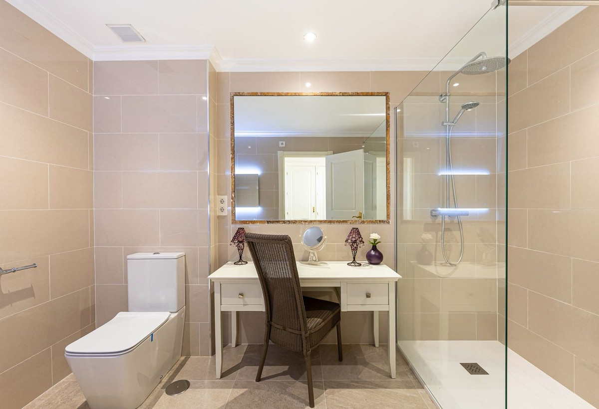 2 Bed Apartment for sale in El Paraiso Costa Del Sol, Málaga, Spain