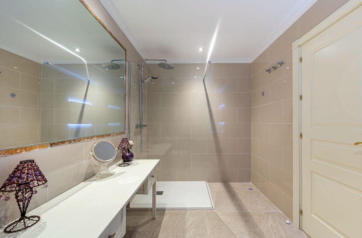 2 Bed Apartment for sale in El Paraiso Costa Del Sol, Málaga, Spain