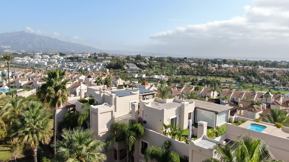 2 Bed Apartment for sale in El Paraiso Costa Del Sol, Málaga, Spain