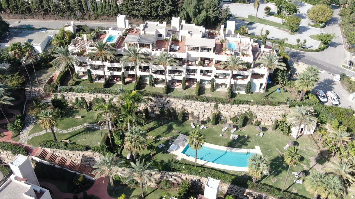 2 Bed Apartment for sale in El Paraiso Costa Del Sol, Málaga, Spain