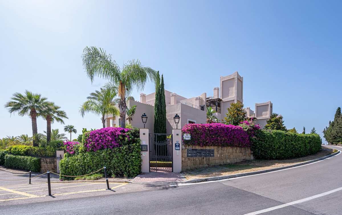 2 Bed Apartment for sale in El Paraiso Costa Del Sol, Málaga, Spain
