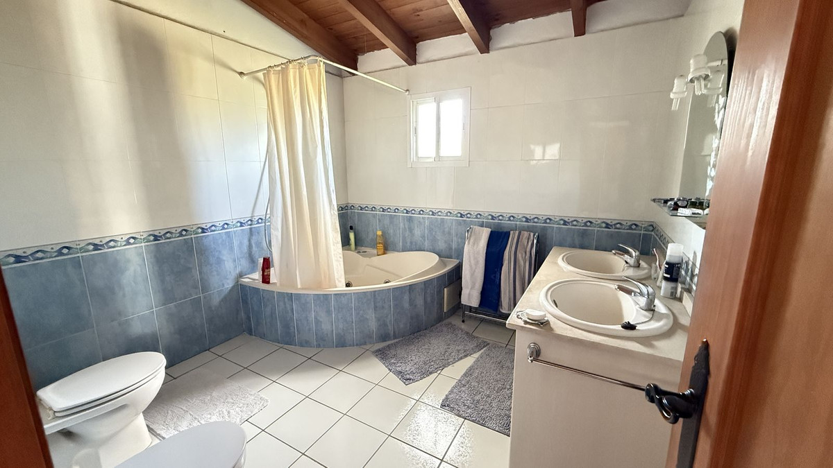 Se vende Finca - Cortijo de 3 dormitorios en Costa Del Sol, Málaga, España