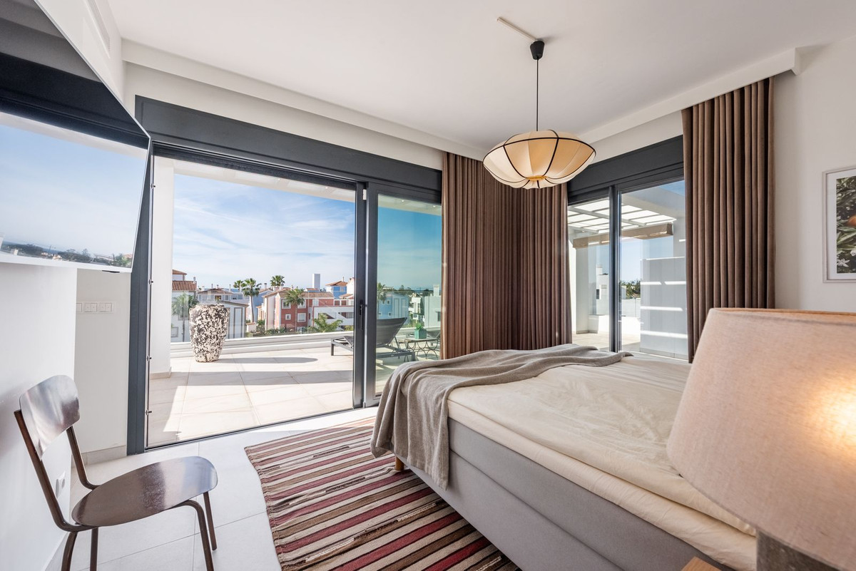 3 Bed Apartment for sale in El Paraiso Costa Del Sol, Málaga, Spain