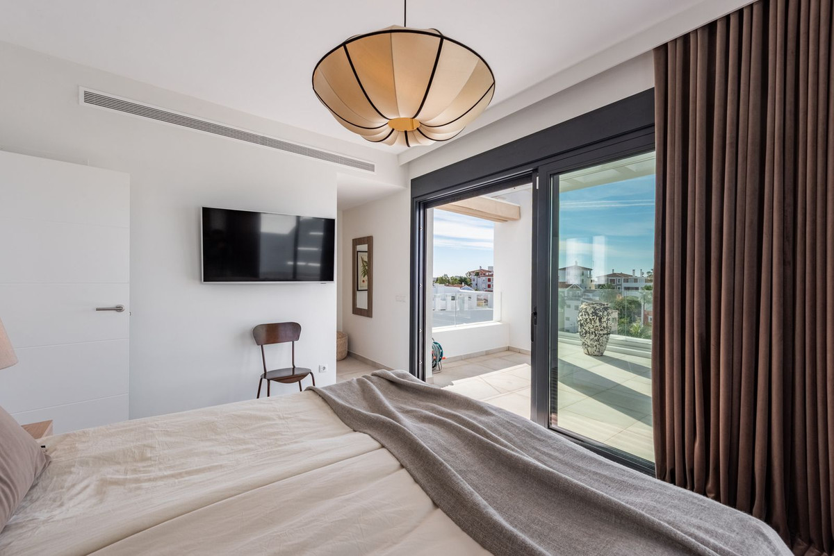3 Bed Apartment for sale in El Paraiso Costa Del Sol, Málaga, Spain