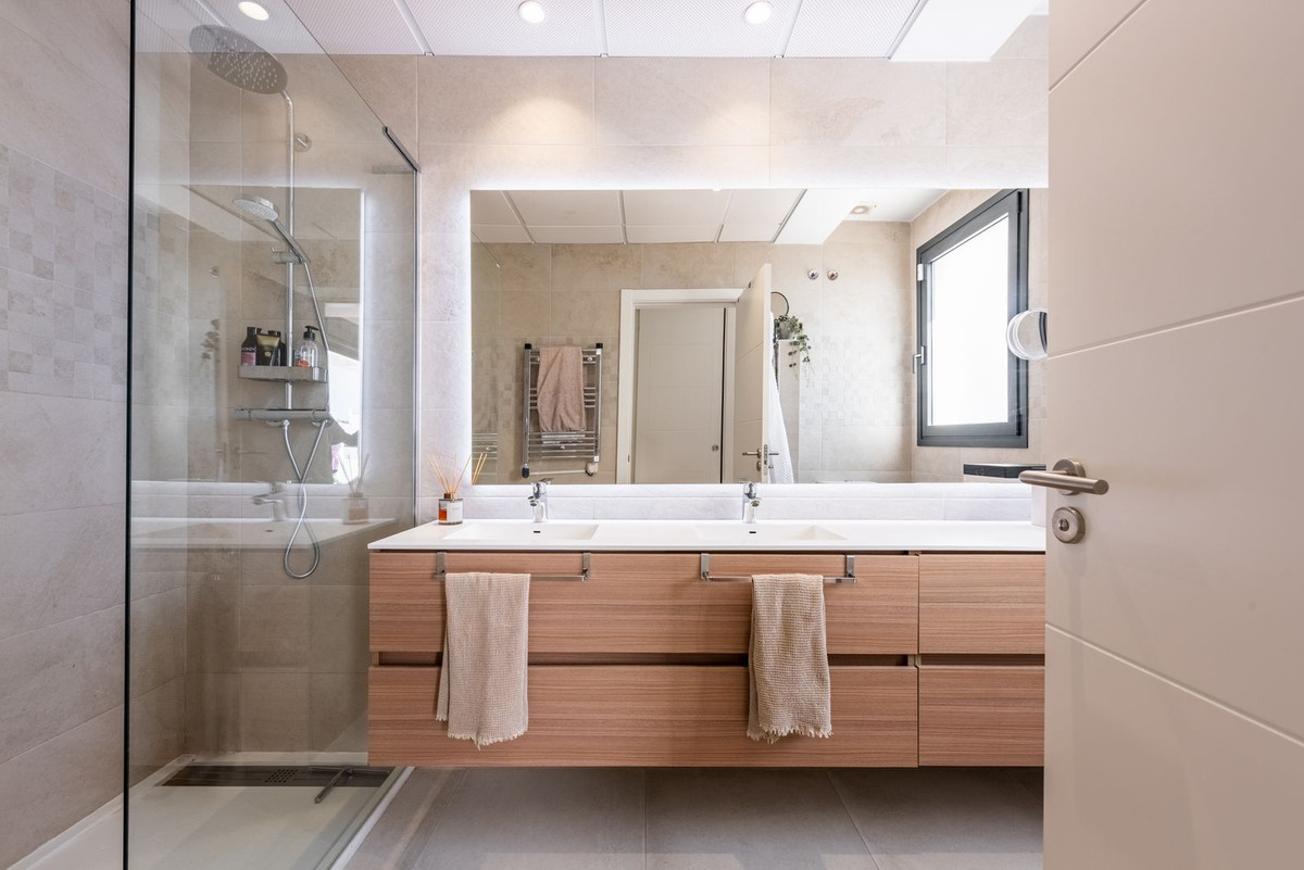 3 Bed Apartment for sale in El Paraiso Costa Del Sol, Málaga, Spain
