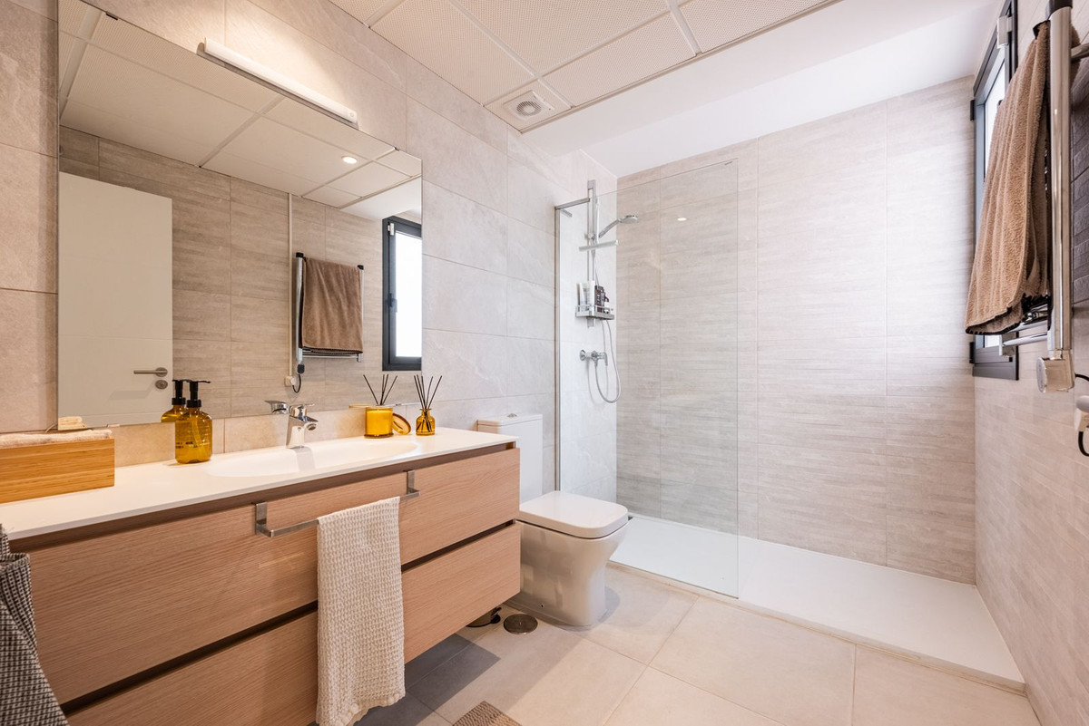 3 Bed Apartment for sale in El Paraiso Costa Del Sol, Málaga, Spain