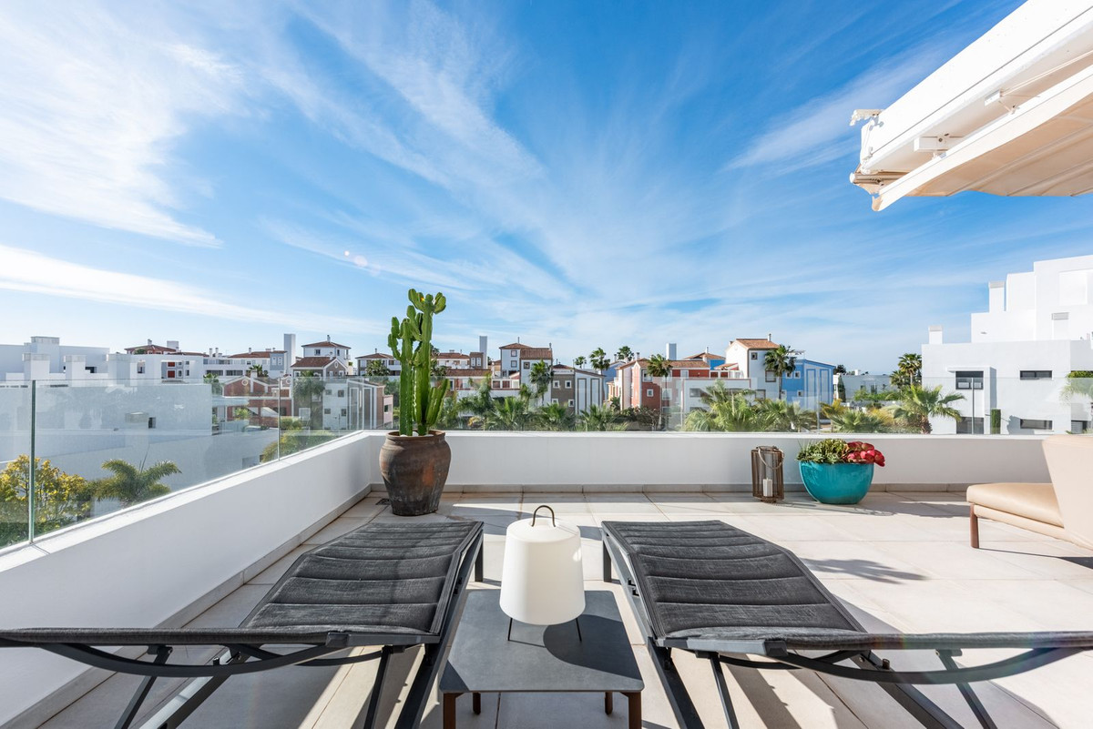 3 Bed Apartment for sale in El Paraiso Costa Del Sol, Málaga, Spain