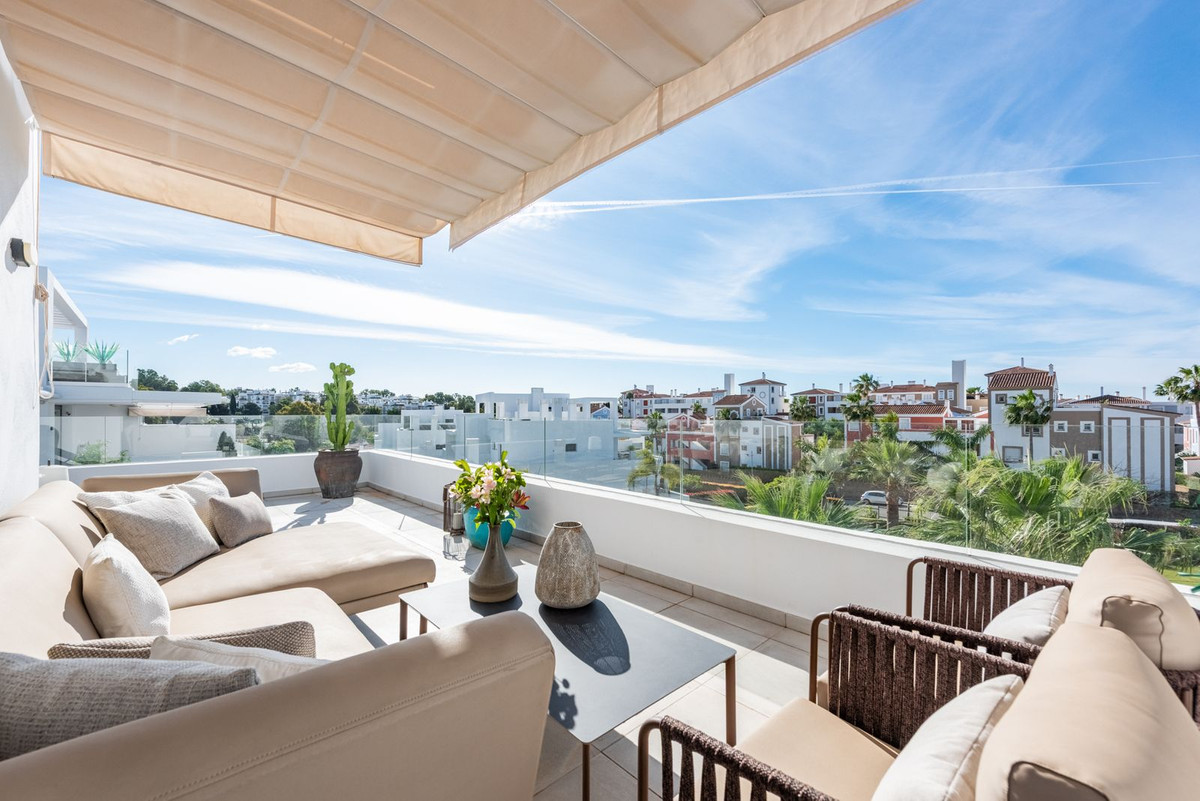 3 Bed Apartment for sale in El Paraiso Costa Del Sol, Málaga, Spain