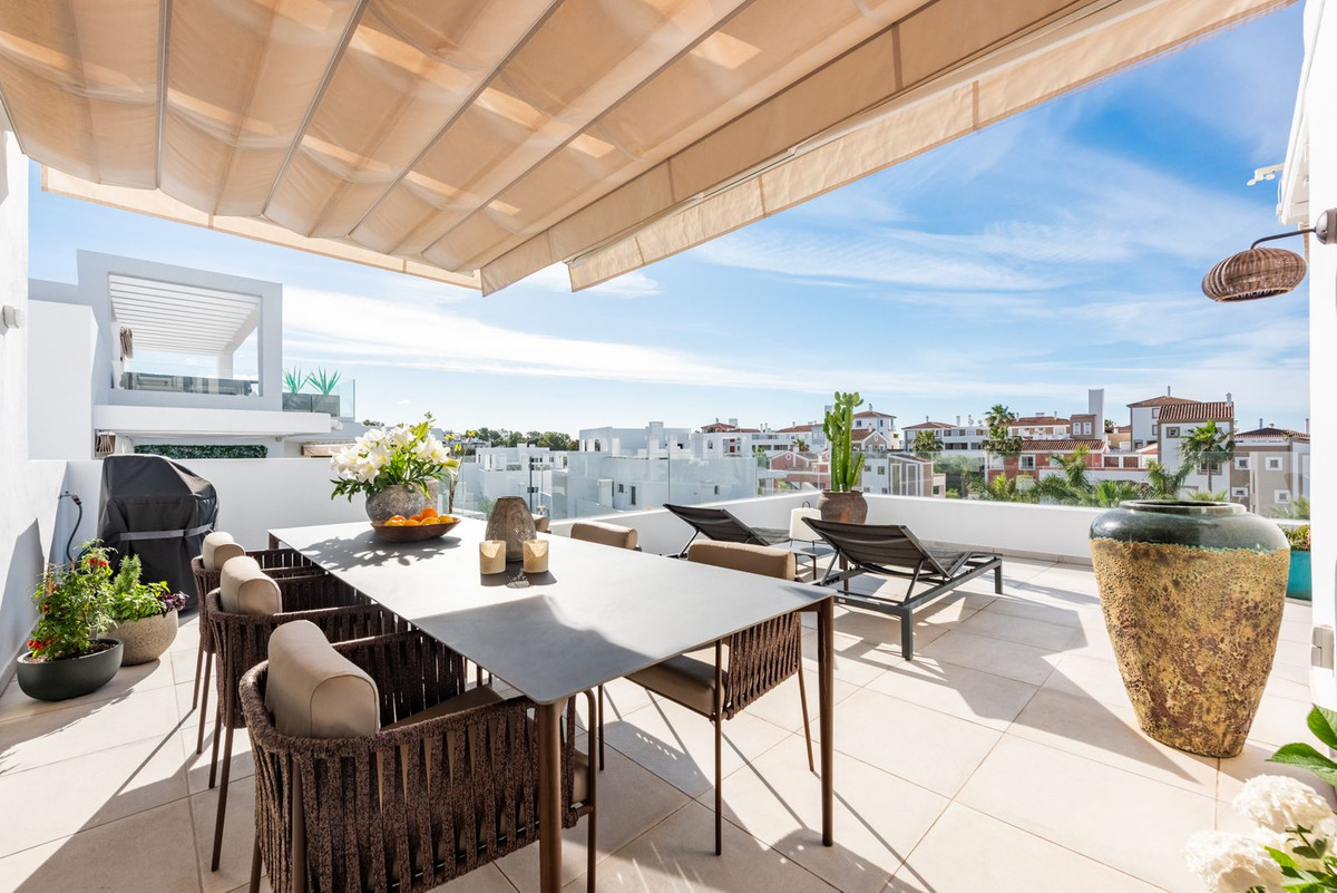 3 Bed Apartment for sale in El Paraiso Costa Del Sol, Málaga, Spain