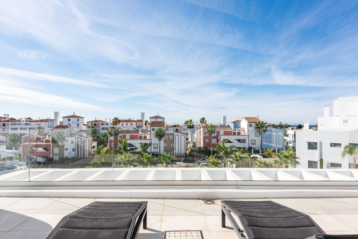 3 Bed Apartment for sale in El Paraiso Costa Del Sol, Málaga, Spain