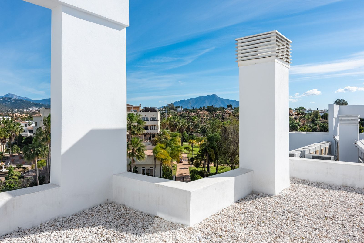 3 Bed Apartment for sale in El Paraiso Costa Del Sol, Málaga, Spain