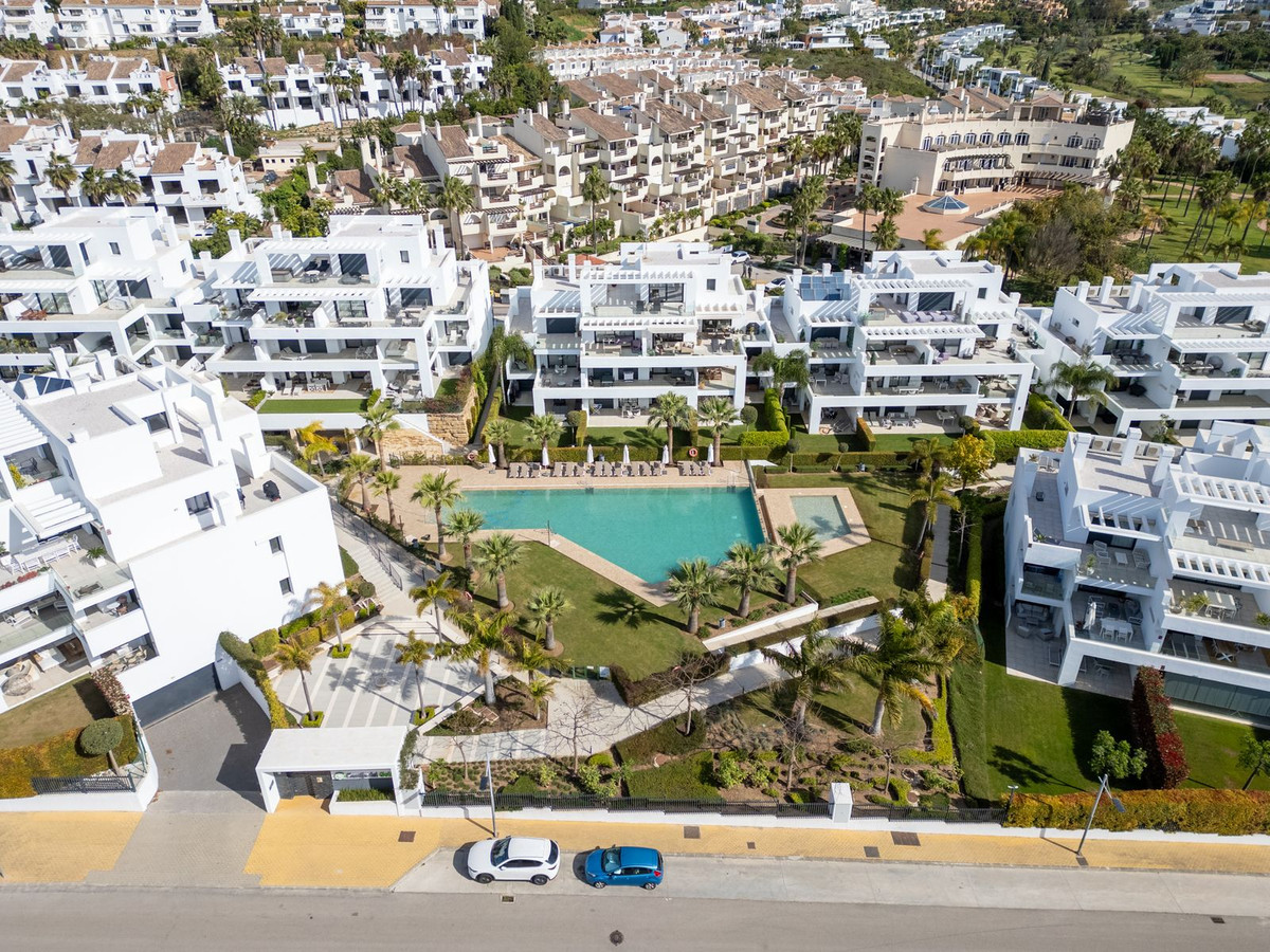 3 Bed Apartment for sale in El Paraiso Costa Del Sol, Málaga, Spain