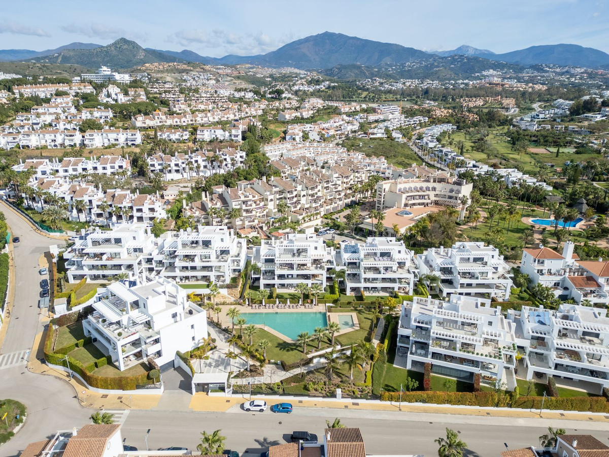 3 Bed Apartment for sale in El Paraiso Costa Del Sol, Málaga, Spain
