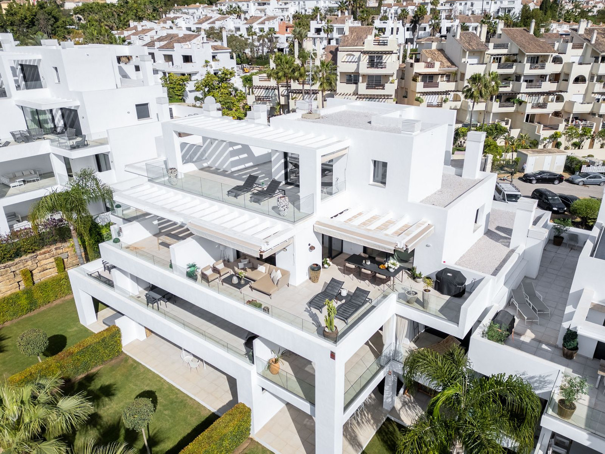 3 Bed Apartment for sale in El Paraiso Costa Del Sol, Málaga, Spain