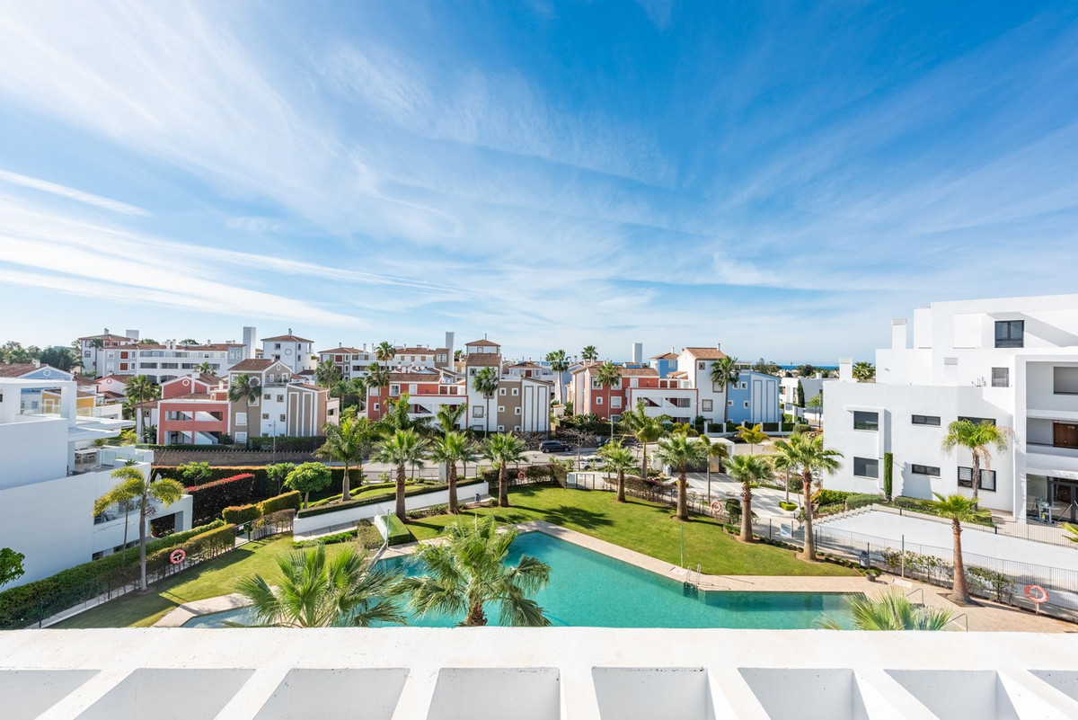 3 Bed Apartment for sale in El Paraiso Costa Del Sol, Málaga, Spain
