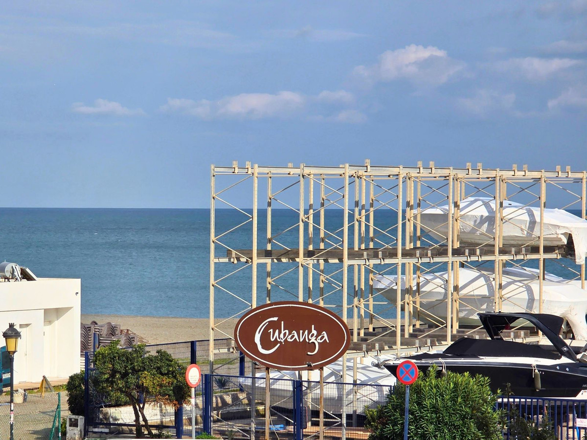 3 Bed Apartment for sale in La Duquesa Costa Del Sol, Málaga, Spain