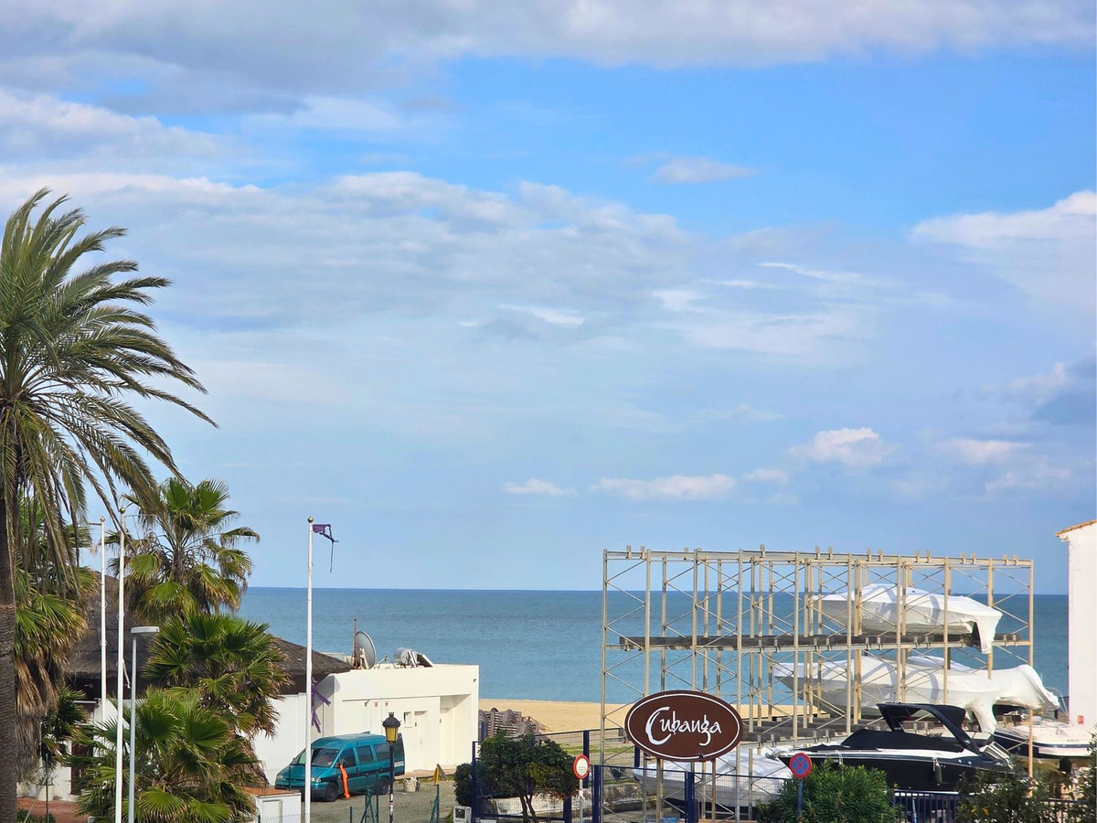 3 Bed Apartment for sale in La Duquesa Costa Del Sol, Málaga, Spain