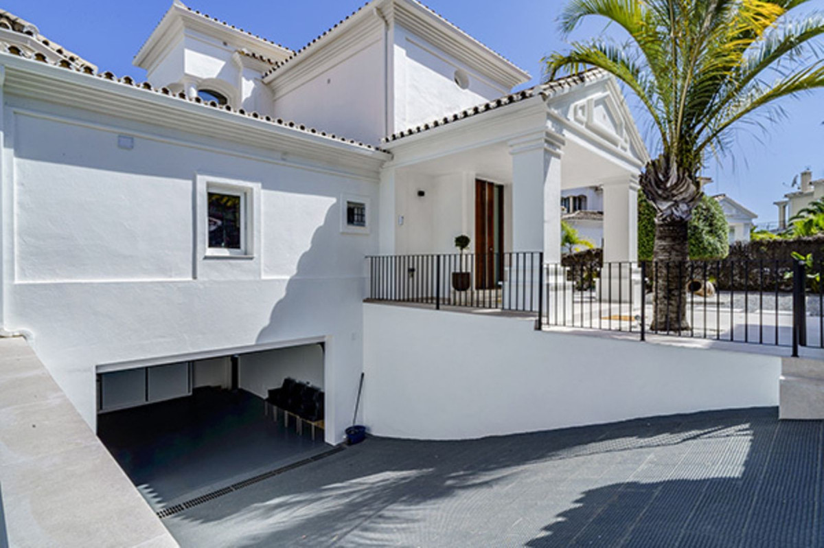 6 Bed Townhouse for sale in Nueva Andalucía Costa Del Sol, Málaga, Spain