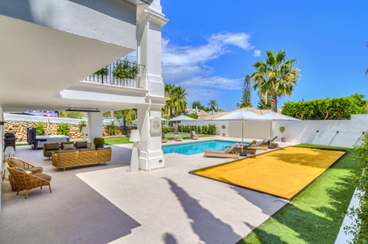 6 Bed Townhouse for sale in Nueva Andalucía Costa Del Sol, Málaga, Spain
